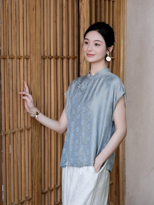 盛唐婧| 新中式小立领落肩蝴蝶盘扣短上衣-蓝色 商品图1