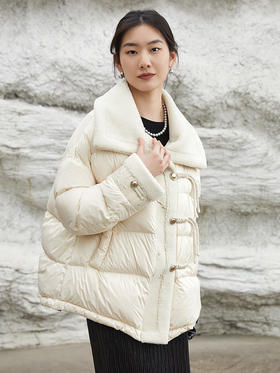 奶白色拼接羊羔毛翻领羽绒服 盘扣抽绳装饰绗缝宽松廓形保暖显瘦秋冬温柔国风气质通勤外套