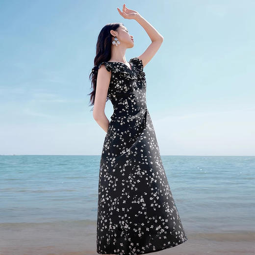 西遇黑色碎花连衣裙女夏季新款度假风法式荷叶边v领长裙SS050991 商品图3