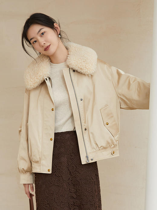 2025 冬季新款米杏色羊羔毛领羽绒服 短款宽松工装风外套 金属扣装饰保暖面包服 商品图1