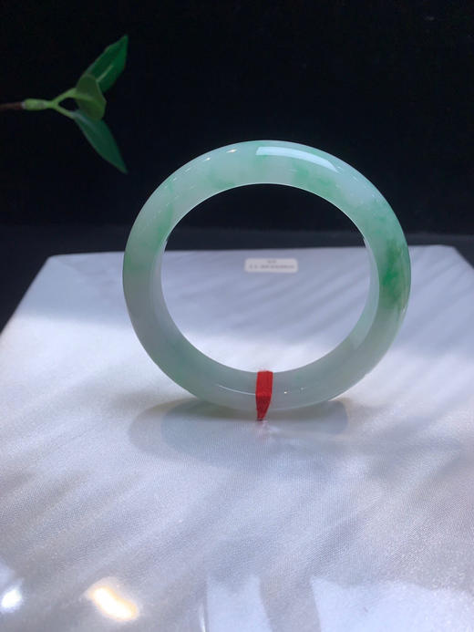 620271，55飘绿手镯，整体飘清新绿花，清爽秀气，局部有点黄翡 商品图1