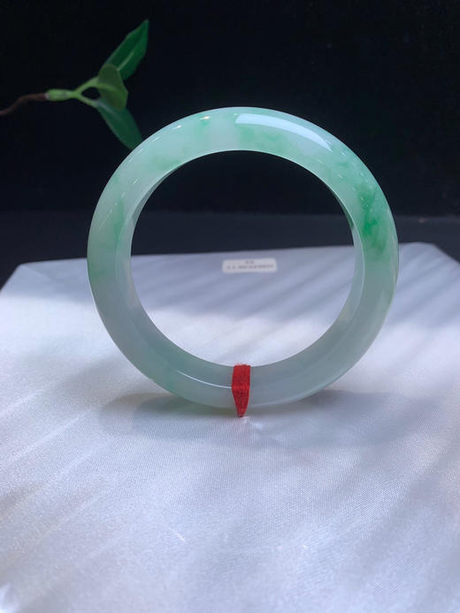 620271，55飘绿手镯，整体飘清新绿花，清爽秀气，局部有点黄翡 商品图4