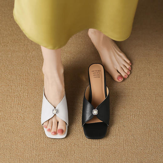 【预售5天】法式真皮粗跟一字半拖凉鞋女夏季新款百搭珍珠凉拖鞋外穿DS&1691 商品图2