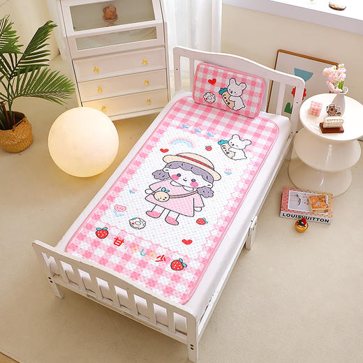 清凉一夏，【A类儿童空调冰豆豆软凉席两件套006】来啦! 夏天热浪滚滚🤩，宝贝们怎么能少了一套舒适的凉席呢? ✅ A类天然豆豆按摩软席 🎉柔软舒适 凉而不冰 吸湿快干 商品图5