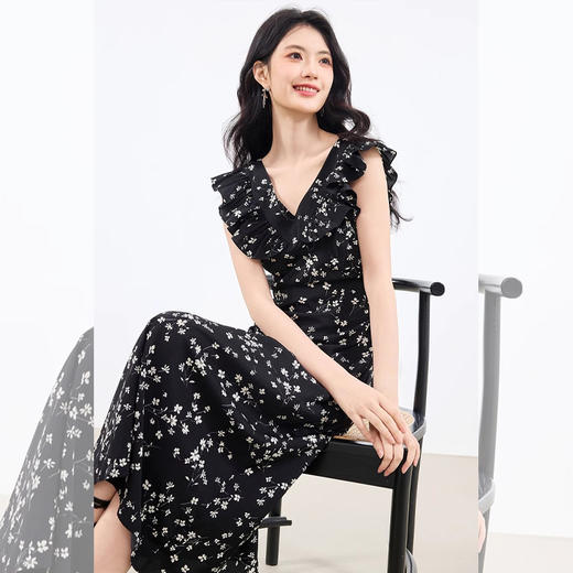西遇黑色碎花连衣裙女夏季新款度假风法式荷叶边v领长裙SS050991 商品图4