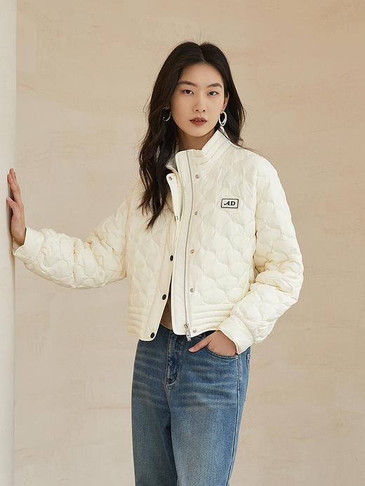米白色立领绗缝短款棉服，品牌标设计 + 金属扣装饰 + 宽松版型，解锁冬日出街的甜酷气质与保暖刚需穿搭 商品图0