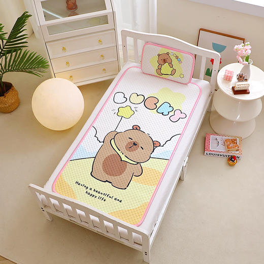 清凉一夏，【A类儿童空调冰豆豆软凉席两件套006】来啦! 夏天热浪滚滚🤩，宝贝们怎么能少了一套舒适的凉席呢? ✅ A类天然豆豆按摩软席 🎉柔软舒适 凉而不冰 吸湿快干 商品图6