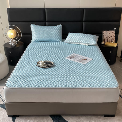 🌸【凉席界的“爱马仕”-床单款0011】进口凉感丝夏季乳胶凉席套装，柔软舒适型强🌟，凉感亲肤不沾肤整张乳胶久睡不变形 ✅ 进口A类凉感丝 、【填充物】高品质整张3A乳胶（5mm） 商品图0