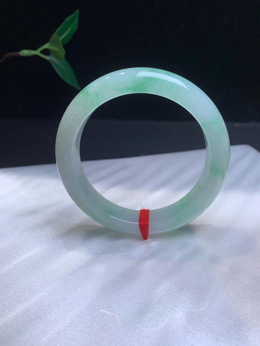 620271，55飘绿手镯，整体飘清新绿花，清爽秀气，局部有点黄翡 商品图3