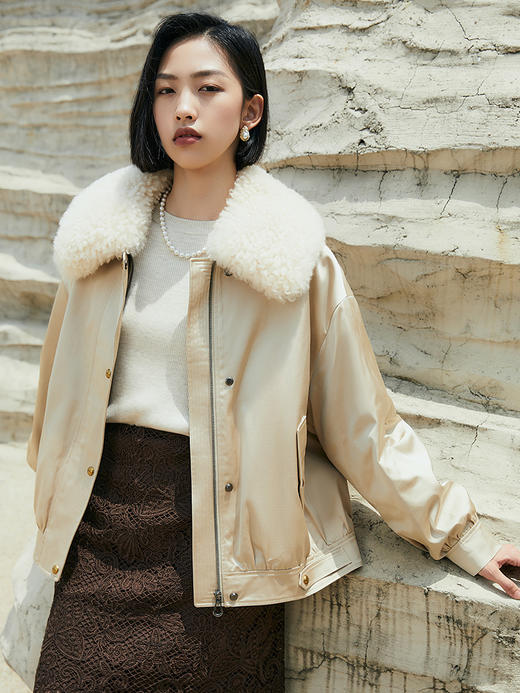 2025 冬季新款米杏色羊羔毛领羽绒服 短款宽松工装风外套 金属扣装饰保暖面包服 商品图0