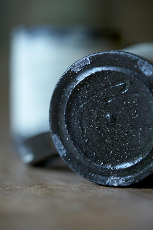 尾形笃01黑地刷毛目｜mug 商品图3