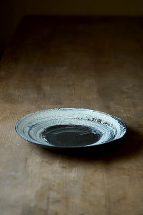 尾形笃24黑地刷毛目｜特大皿