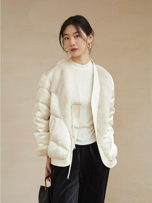 秋冬奶白缎面肌理 拼接毛绒盘扣羽绒服 宽松 V 领中式风休闲保暖短款外套 商品图0
