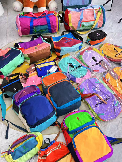 多巴胺配色控集合‼【Cotopaxi小众羊驼包包合集】手机包/斜挎包/双肩包/行李健身包/腰包...🔥撞色设计大胆又和谐，走在路上回头率爆表✌🏻材质轻便又耐磨，户外出行，登山、徒步时解放双手！ 商品图0