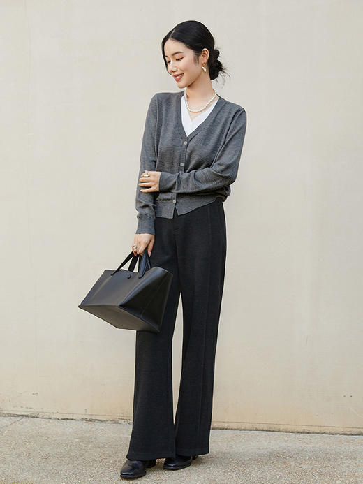 灰色 V 领针织开衫女 秋冬季薄款简约气质 单排扣外搭短款毛衣外套 商品图1