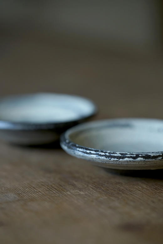 尾形笃04黑地刷毛目｜都皿 商品图3