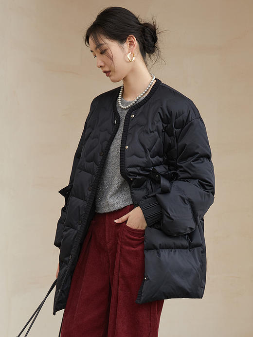 黑色爱心绗缝中长款羽绒服，多口袋设计 + 针织袖口 + 宽松版型，承包你深冬抗寒的时尚与保暖双在线穿搭 商品图1