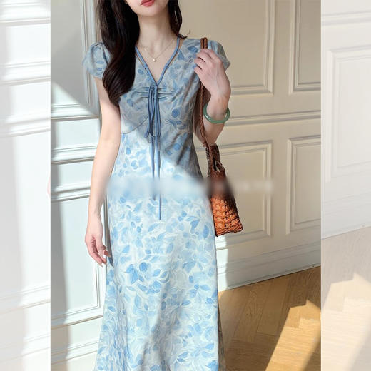 西遇碎花飞袖连衣裙女夏季新款蓝色系带法式v领收腰长裙SS050987 商品图2