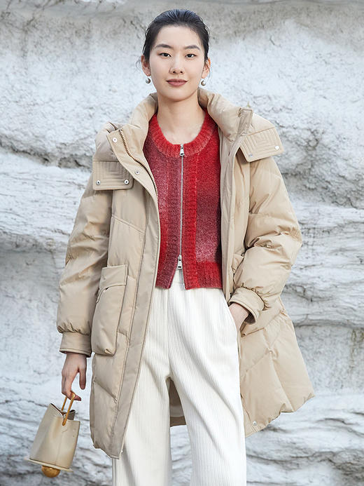 2025 秋冬浅卡其色中长款连帽羽绒服女 大口袋工装风加厚保暖面包服 宽松休闲通勤防风御寒长款羽绒外套 商品图0