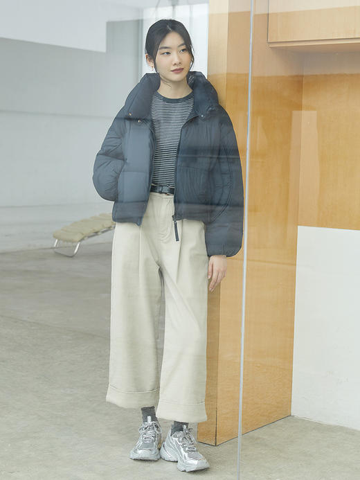 黑色高领短款羽绒服 宽松面包服版型 侧边拉链设计秋冬保暖休闲通勤外套 商品图1