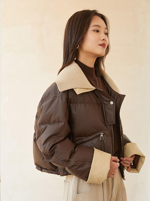 深棕色撞色针织领短款羽绒服 复古风拉链口袋皮感外套 冬季保暖显瘦个性女式上衣 商品图0
