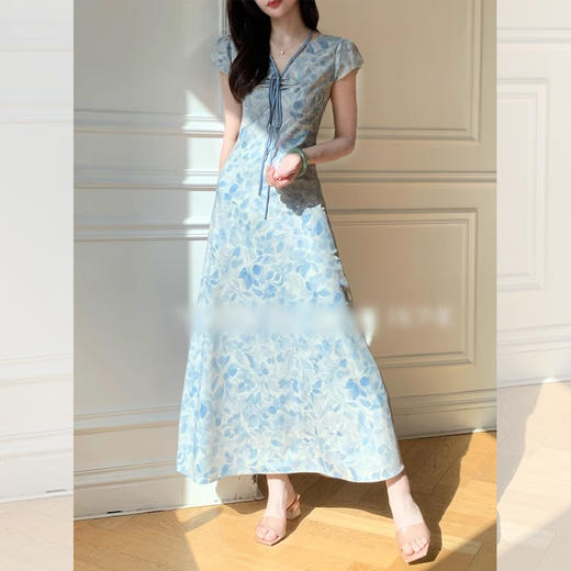 西遇碎花飞袖连衣裙女夏季新款蓝色系带法式v领收腰长裙SS050987 商品图1