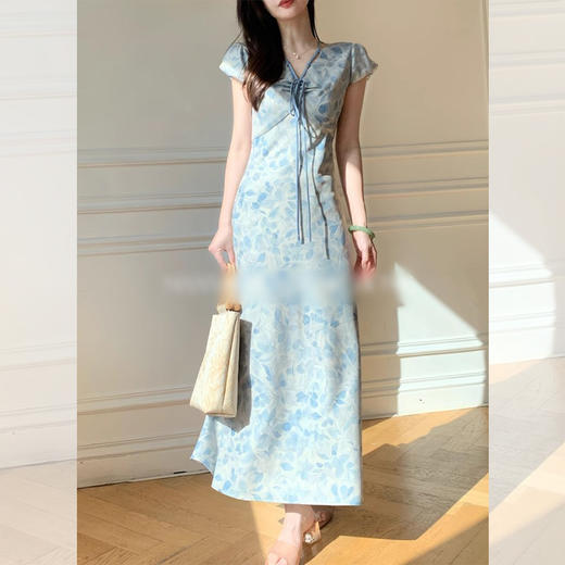 西遇碎花飞袖连衣裙女夏季新款蓝色系带法式v领收腰长裙SS050987 商品图3
