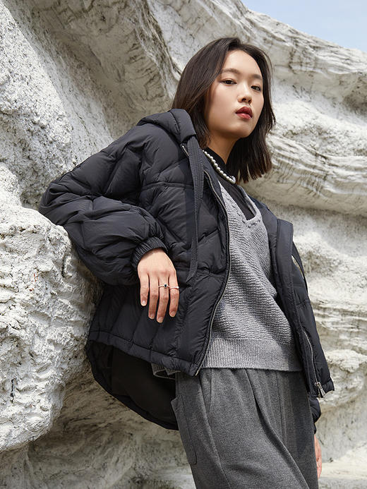 【秋冬保暖】黑色连帽短款羽绒服女 轻便宽松显瘦 90 白鸭绒填充 时尚百搭外套 商品图0