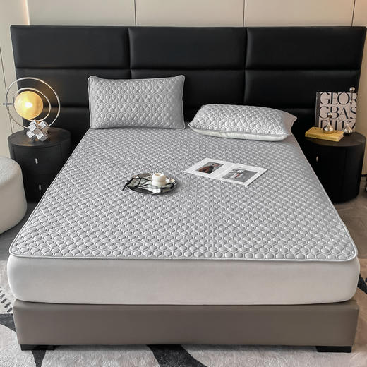 🌸【凉席界的“爱马仕”-床单款0011】进口凉感丝夏季乳胶凉席套装，柔软舒适型强🌟，凉感亲肤不沾肤整张乳胶久睡不变形 ✅ 进口A类凉感丝 、【填充物】高品质整张3A乳胶（5mm） 商品图1