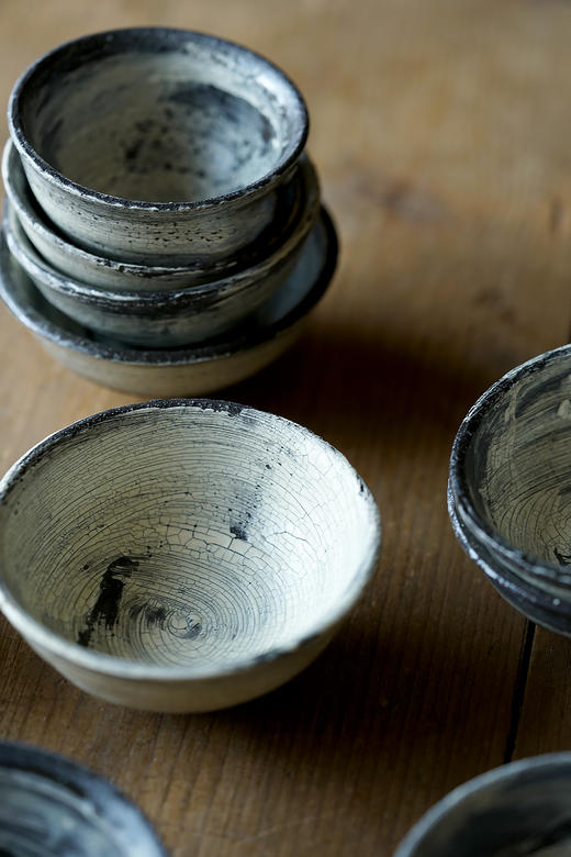 尾形笃37黑地刷毛目｜小杯 商品图1