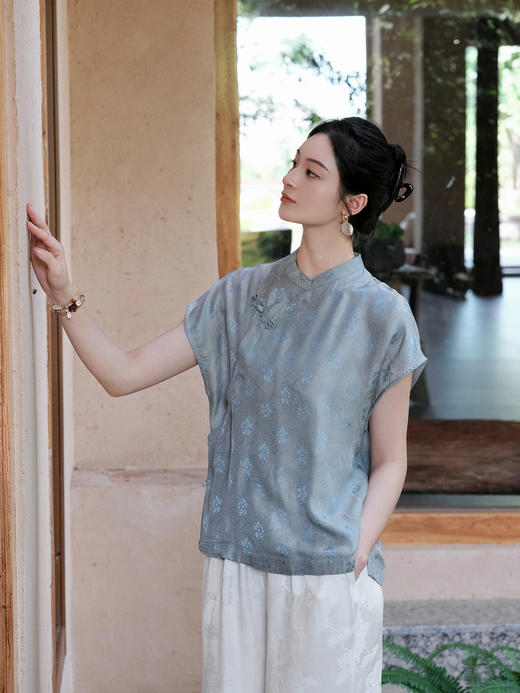 盛唐婧| 新中式小立领落肩蝴蝶盘扣短上衣-蓝色 商品图4