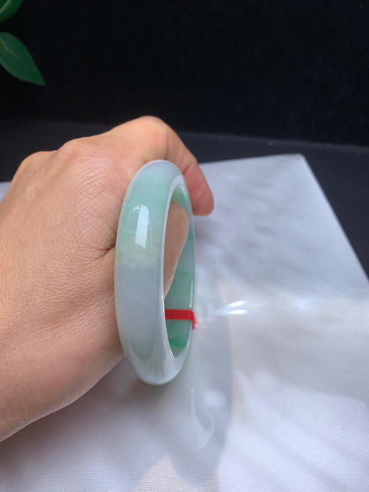 620271，55飘绿手镯，整体飘清新绿花，清爽秀气，局部有点黄翡 商品图5