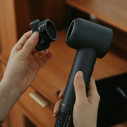 【3分钟速干秀发  好用不伤发】罗拉高速锤子吹风机  个头小巧轻便  出行携带无负担  2亿负离子护发抚平毛躁  恒温干发更健康~ 商品图5