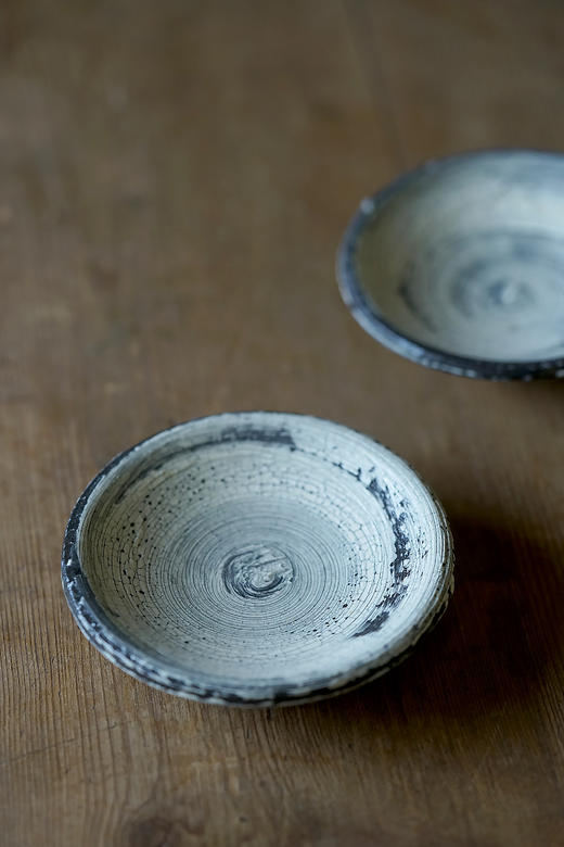 尾形笃04黑地刷毛目｜都皿 商品图1