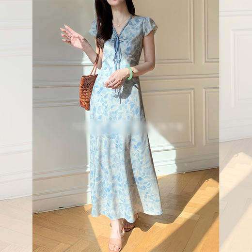 西遇碎花飞袖连衣裙女夏季新款蓝色系带法式v领收腰长裙SS050987 商品图0