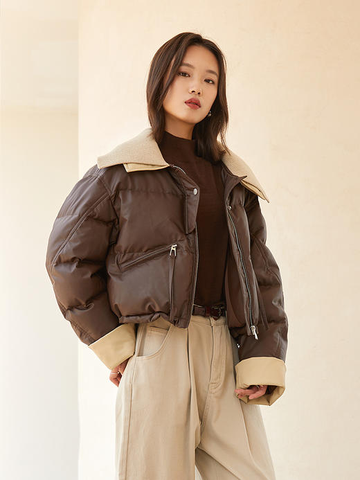 深棕色撞色针织领短款羽绒服 复古风拉链口袋皮感外套 冬季保暖显瘦个性女式上衣 商品图1