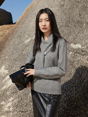 浅灰色 V 领不对称纽扣装饰针织衫 秋冬温柔风宽松显瘦长袖套头毛衣上衣
