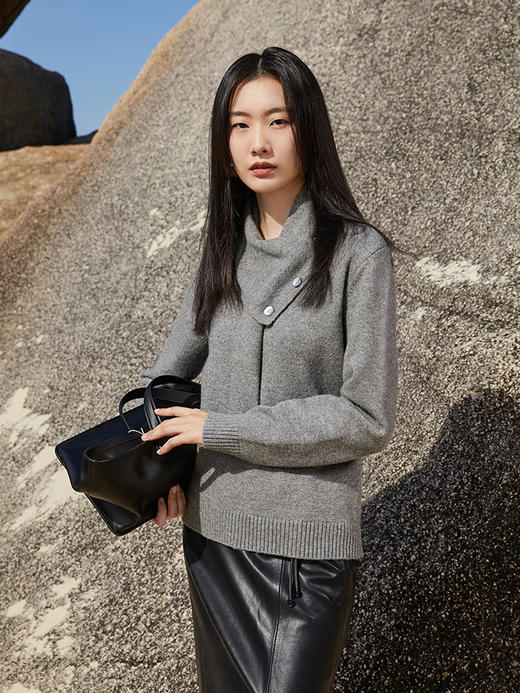 浅灰色 V 领不对称纽扣装饰针织衫 秋冬温柔风宽松显瘦长袖套头毛衣上衣 商品图0