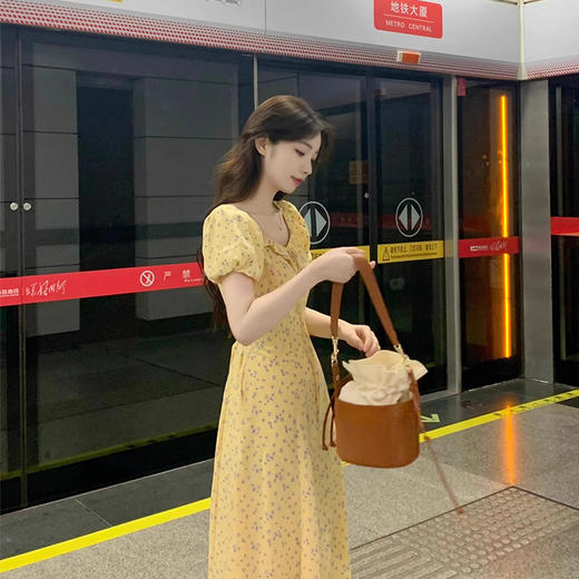 西遇碎花泡泡袖连衣裙女夏季新款收腰法式黄色方领短袖长裙SS050989 商品图2