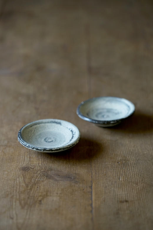 尾形笃04黑地刷毛目｜都皿 商品图0