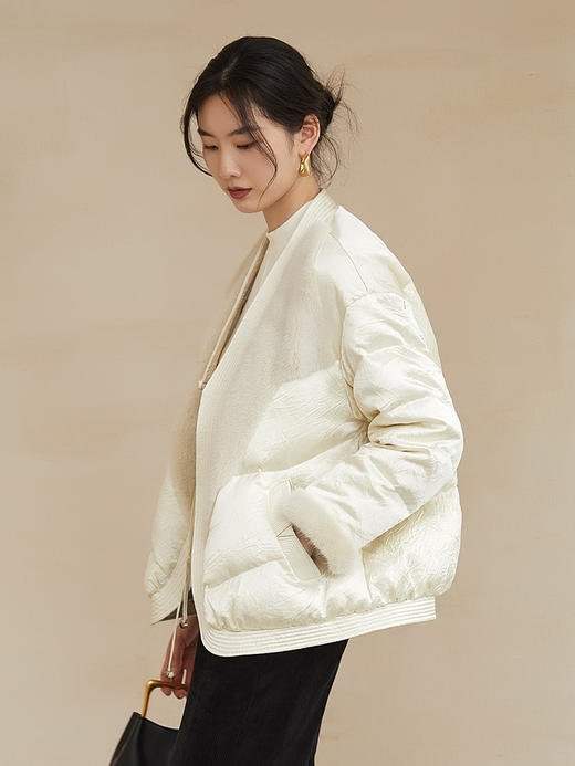 秋冬奶白缎面肌理 拼接毛绒盘扣羽绒服 宽松 V 领中式风休闲保暖短款外套 商品图1