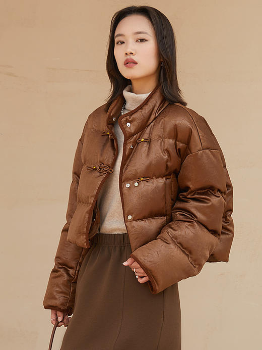 复古棕色国风盘扣立领羽绒服 短款提花肌理上衣 冬季保暖显瘦中式设计感外套 商品图0