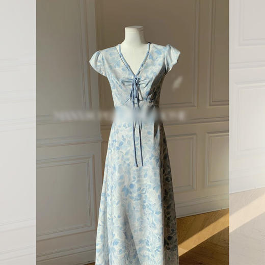 西遇碎花飞袖连衣裙女夏季新款蓝色系带法式v领收腰长裙SS050987 商品图4