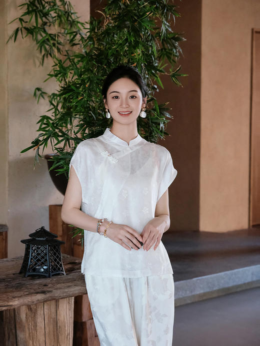 盛唐婧| 新中式小立领落肩蝴蝶盘扣短上衣-白色 商品图0