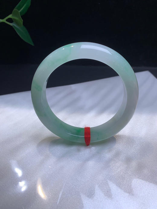 620271，55飘绿手镯，整体飘清新绿花，清爽秀气，局部有点黄翡 商品图2