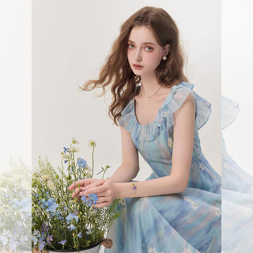 西遇蓝色网纱连衣裙女夏季新款碎花法式v领荷叶边吊带裙SS050986 商品图2