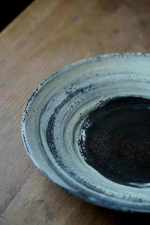 尾形笃24黑地刷毛目｜特大皿 商品图1