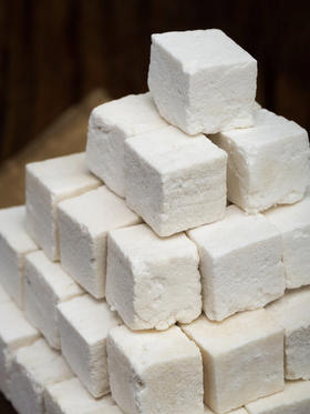 🌾一口沁润脾胃的「甜原柿吉 手工茯苓糕」☁️软糯绵密 湿润度拿捏si 松软不粘牙 会呼吸的弹糕体🥰现蒸现发不隔夜 减脂期云朵点心放肆rua🥄 