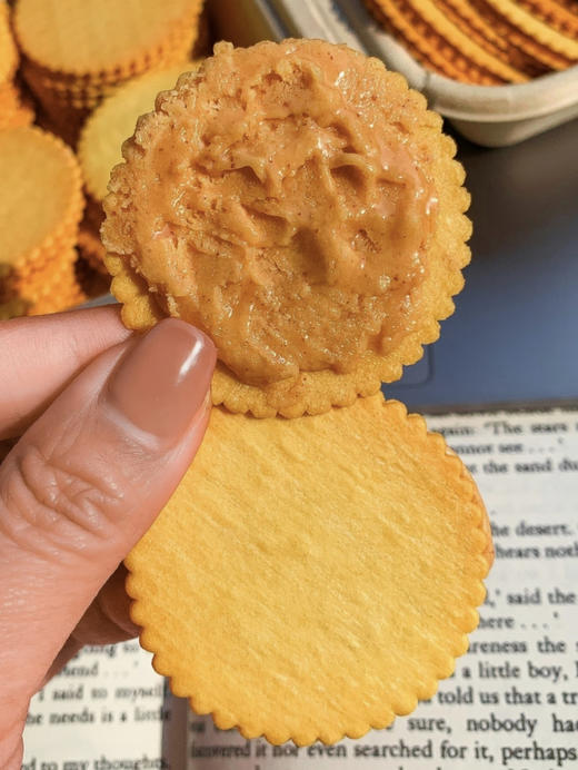 谁发明的「甜原柿吉 薯片花生酱夹心饼干」新口味来袭🤭巧克力➕花生酱 简直香爆我😭1.5mm薄的薯香小饼🍪明星同款 咸香酥脆！酥酥薄脆夹着厚厚的花生酱 商品图0