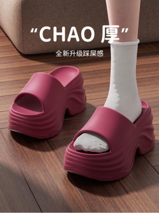 必囤预警🤟没错，只需19.9💰包邮一双【宅小年恨天高增高踩屎感外穿拖鞋】❗️❗️越简单的鞋子越爱穿‼️ ✔ 绝了，增高8㎝，秒变大长腿 ✔🔷上脚清爽，舒适，超显腿细 商品图4